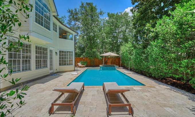 The Woodlands House | Woodlands Contemporary 4BR3Bath with heated Pool and Spa