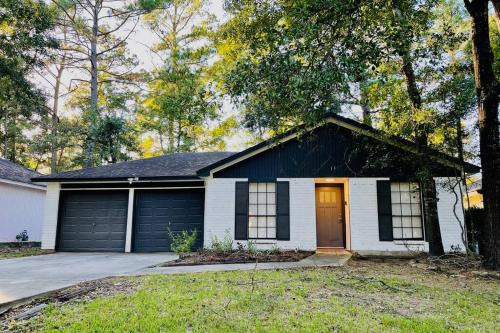 Panther Creek House | Woodlands House - FREE Parking & Fast WiFi - 3 Bed. 1,5 Bath
