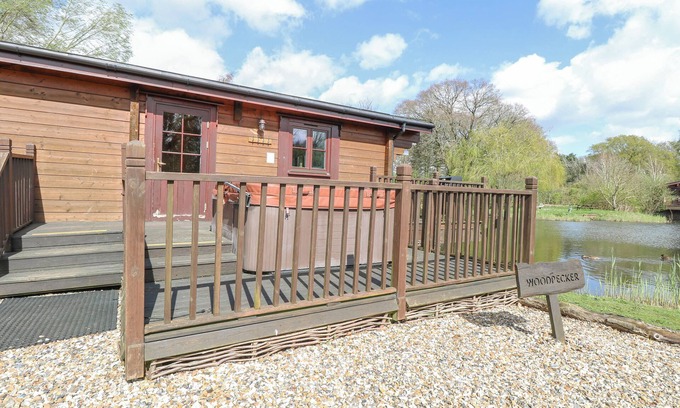 Badwell Ash Cottage | WOODPECKER LODGE, romantic, with hot tub in Badwell Ash
