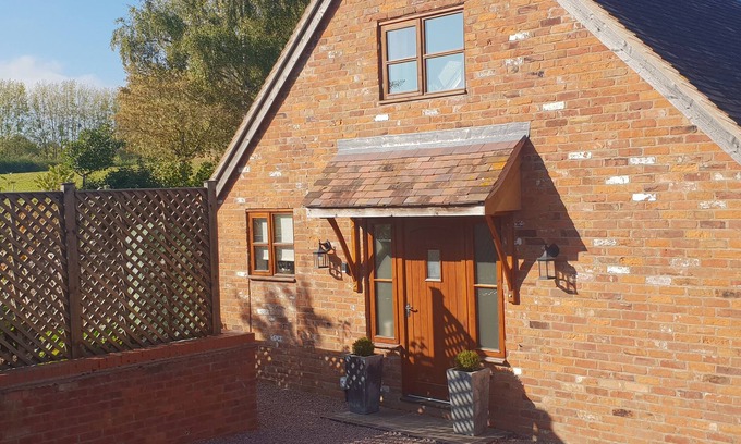 Alfrick Cottage | WOODSTOCK LODGE, romantic, with open fire in Suckley