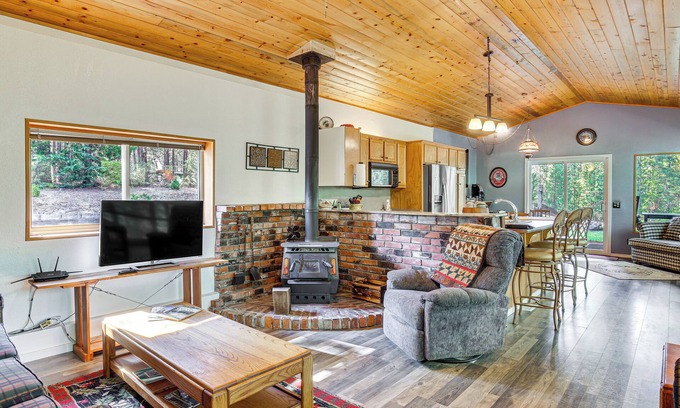 Crescent Cabin | Woodsy Cabin Retreat ~ 4 Mi to Crescent Lake!