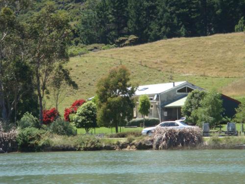 Tata Beach Bed & Breakfast | Woolshed Bed & Breakfast