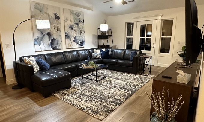 Bolivar House | Work/Play at this Peaceful Retreat: 10 min.to SBU & 20 min to Stockton Lake