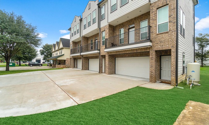 Humble House | Wow! Private Newer 2 Bedroom House - King Bed - 10 mins from IAH Unit C
