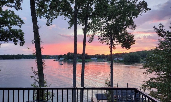 High Point House | "Wow!" views/Family Friendly/Near HFB. Dock/Kayaks/Patio/Deck/Grill/GmRm