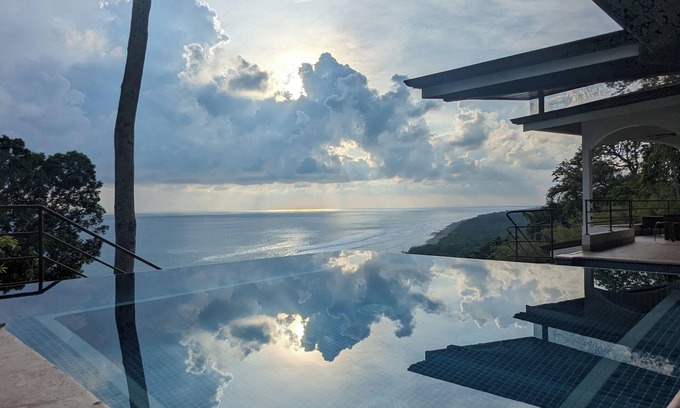 Dominical House | WOW! Walk to the beach! Insane ocean View! Perfect Location! Luxury Villa!