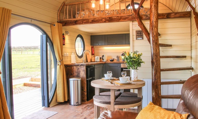 Much Wenlock Cottage | WREKIN LODGE, romantic, with hot tub in Much Wenlock