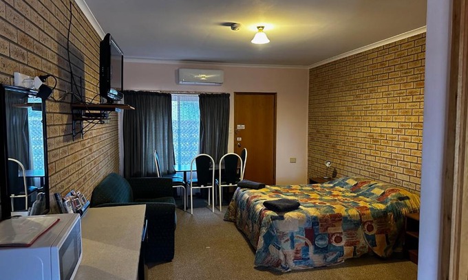 Wudinna Hotel | Wudinna Gawler Ranges Motel and Caravan Park