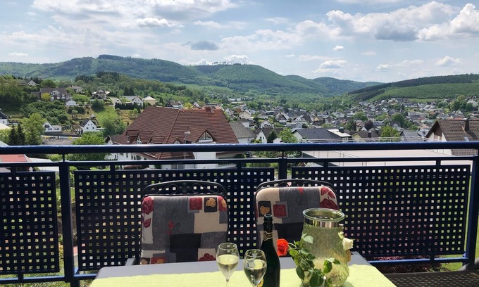 Eibelshausen Apartment | Wunderschöne, Ruhige Wohnung am Waldrand, Großzügigem Balkon und Panoramablick