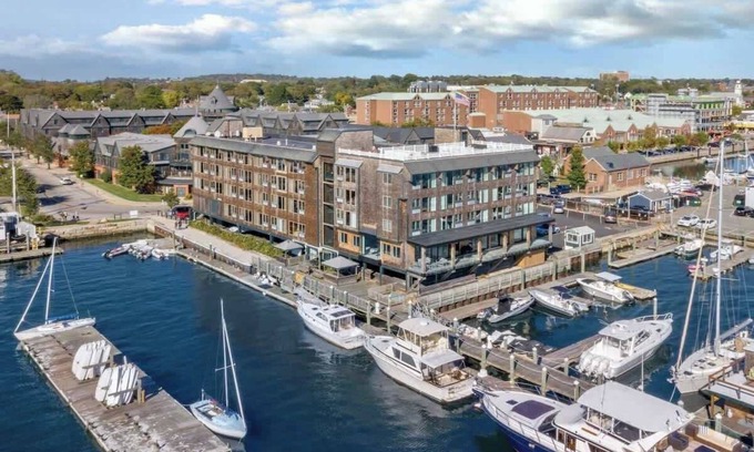 The Point Condo | Wyndham Inn on Long Wharf |1BR/1BA King Bed Suite