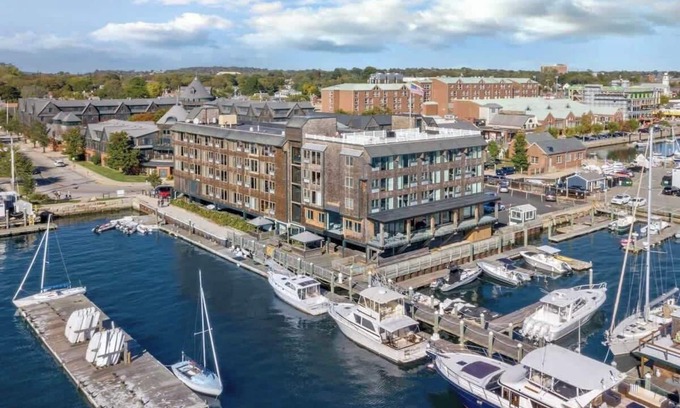 The Point Condo | Wyndham Inn on Long Wharf |1BR/1BA King Bed Suite