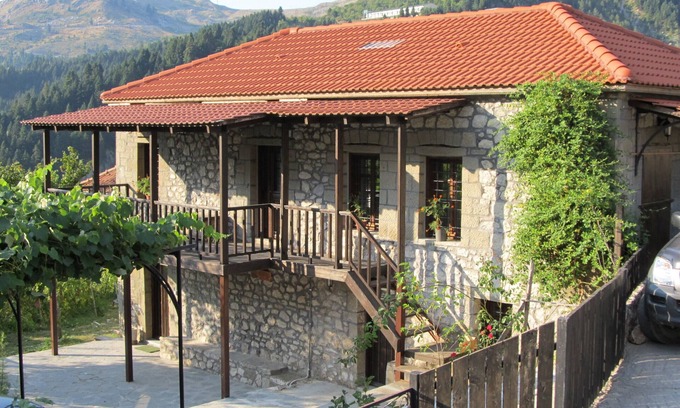 Theodoriana House | Xenonas Ventista 1 bed, a renovated old house in an imposing mountain landscape