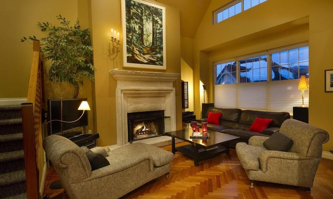 Blueberry Hill Cabin | XMAS avail Epic Home-Stunning Mountain Views-Private Hot tub-Ski in/out parking