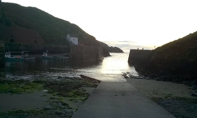 Llanrhian House | Y Beudy (The Cow Byre) Sleeps 8 (4 Bedrooms)