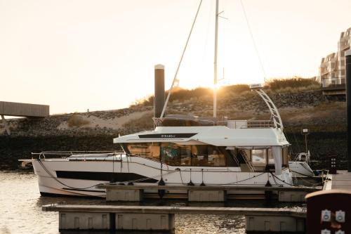 Cadzand-Bad Boat Rental | Yacht by Strandhotel - hotel service & wellness