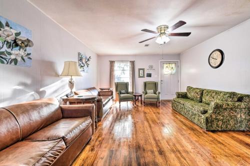 Temple House | Yard with BBQ Pit Getaway Near Dtwn Temple!