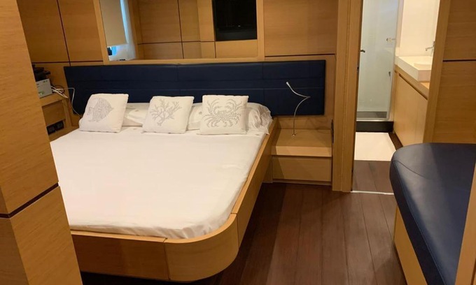 Castellammare di Stabia Boat Rental | Yatch 22 metri a 3 piani