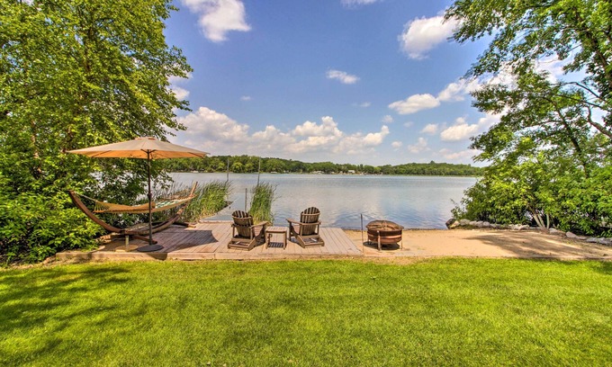 South Haven Cottage | Year-Round Waterfront Getaway: Lake Access + Dock!
