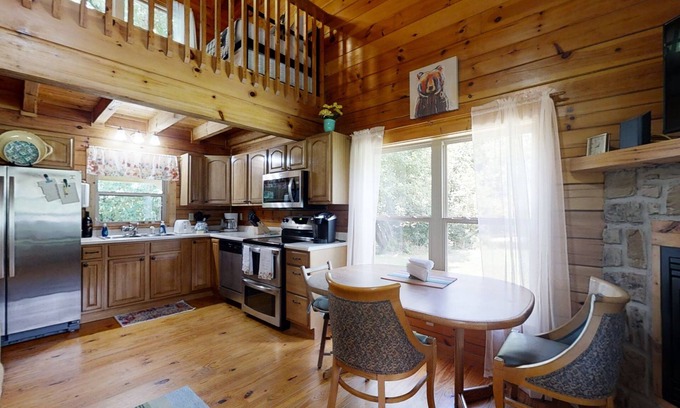 Newport Cabin | Yellow Cabin on the River