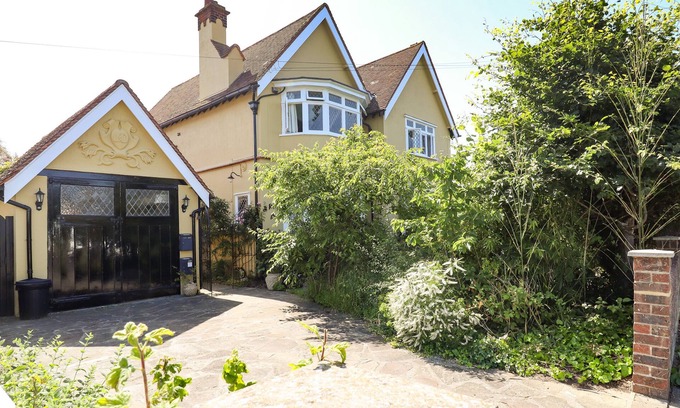 Frinton-on-Sea Cottage | YELLOW HOUSE ON THE CORNER, pet friendly in Frinton-On-Sea