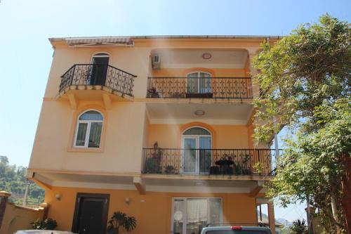 Sarpi Hotel | Yellow House - Vaja
