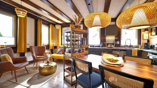 Fluorn Apartment | Yellow Lounge Schwarzwald - mit Veranda