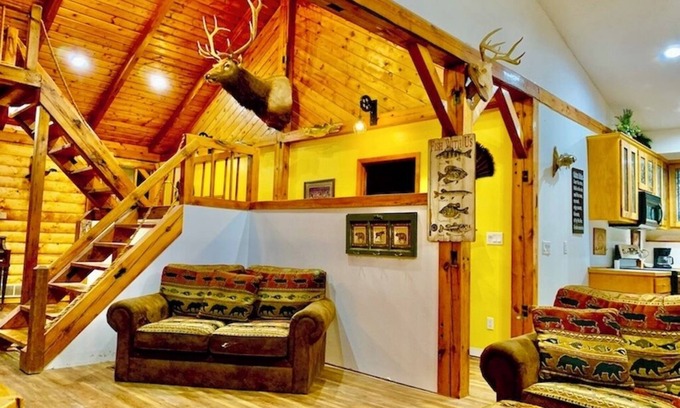 Linton Cabin | Yellow River Lodge 6-bedroom cabin w/Pool &Hot Tub & Pool Table