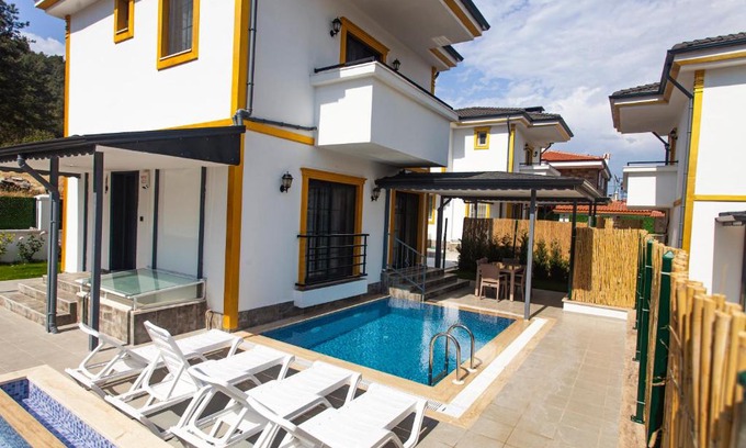 Tasbuku Villa | Yellow Villa