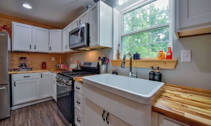 Goodsprings Cabin | YellowCreek Cabin-A country Getaway 2-bdr cabin with AC, WiFi, Hunting, Fishing