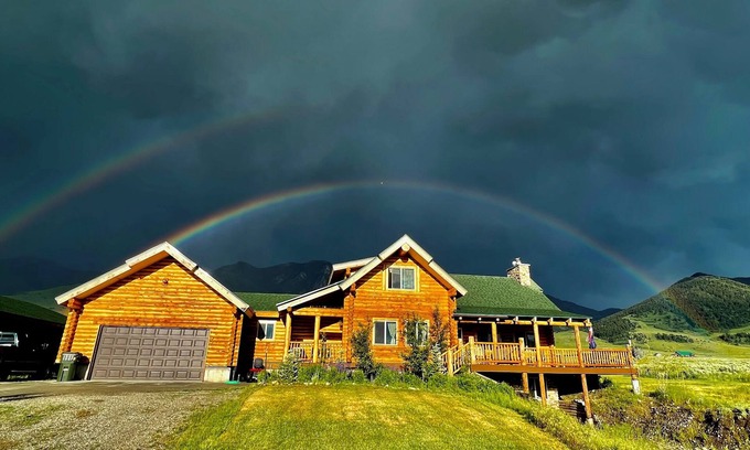 Bouvet Island House | Yellowstone Getaway – Luxury Log Cabin Near Madison River & Big Sky