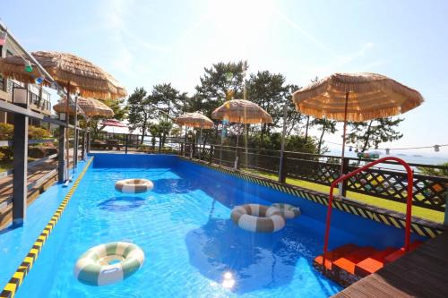 Dolsan-eup House | Yeosu Hi Mom Kids Family Pension Black