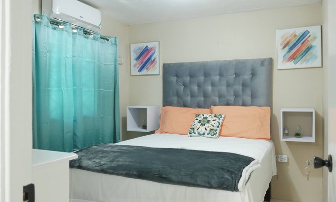 Constant Spring Apartment | Yhavarees Comfy Oasis 2-Bed Aprt- Central & Secure