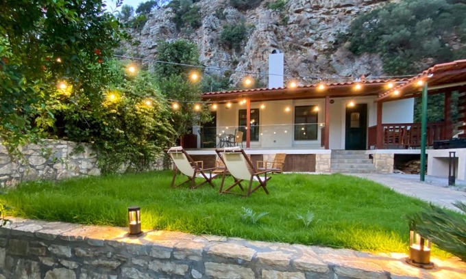 Palaiokastro Apartment | Yiama's Seaside Cottage in Paliokastro near Heraklion City