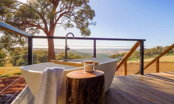 Kangaroo Gully Ski Chalet | Yira - Uninterrupted Panoramic Sunrise Vistas. Embrace the magic of dawn at Yira, named for its elevated perch (Noongar for "up high").