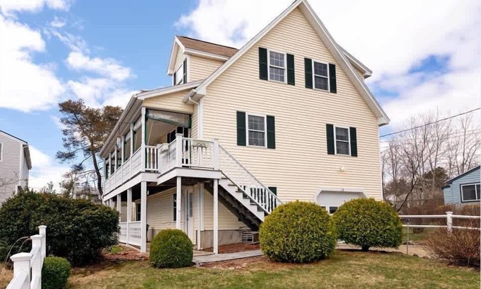 York Beach House | York Vacation Home Sleeps 14! Bring your family and Friends!