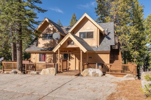 Yosemite West House | Yosemite Aviary and Quail Within Yosemite - 2 Separate Family Units Welcoming Up To 14 Guests