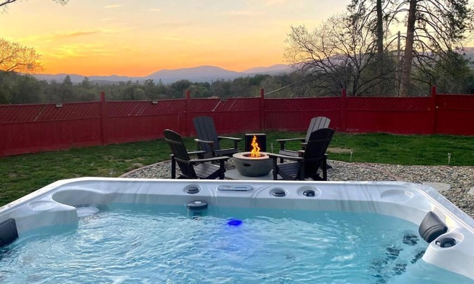 Oakhurst House | Yosemite South Gate House with Hot Tub, Views & Game Room