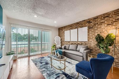 Bouldin Apartment | Your 2B Getaway - Steps 2 Dtwn - Sleeps 6 - Pool and Prkg