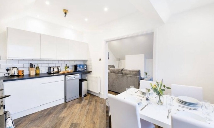 Cheadle Apartment | Your Gateway to Comfort: Relocators & Contractors' Haven Near the Airport