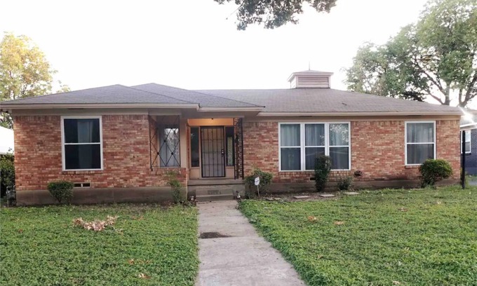 Cedar Crest House | Your home away from home in the heart of Dallas