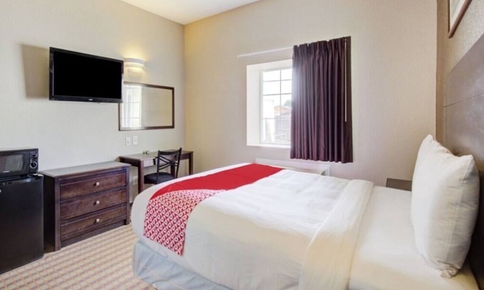 Dilley House | Your Home Away From Home! Near Dilley City Park! Free Breakfast with Parking!