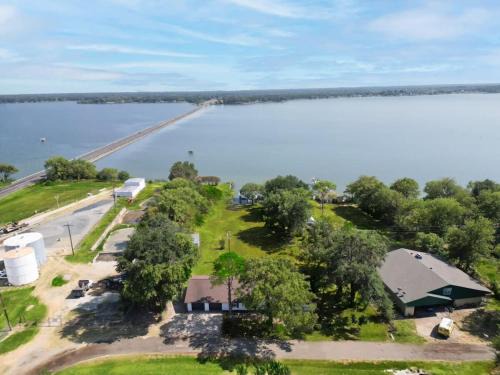 Quinlan House | Your Lakeside Destination - 3 Bedrooms Lake Access