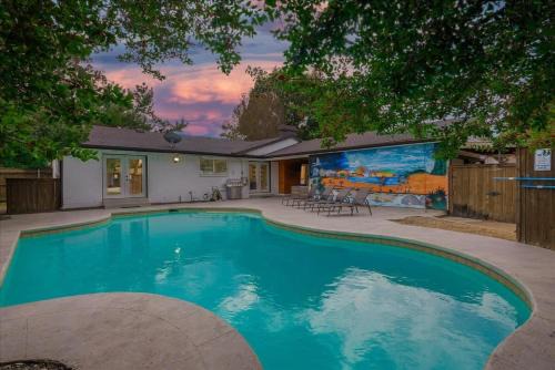 Dallas House | Your Modern and Bright Home w Private Pool
