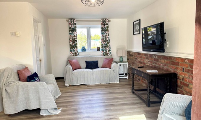 Bedford Cottage | Your peaceful home away from home - Harry's Lakeside hideout.