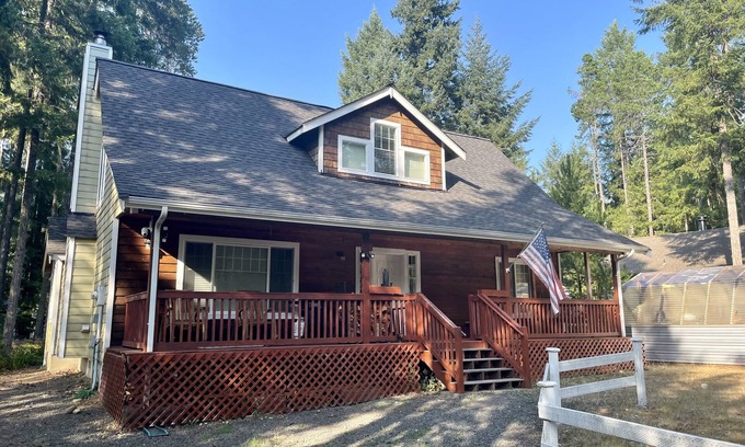 Hoodsport House | Your perfect lake getaway awaits at Cutthroat Lodge!