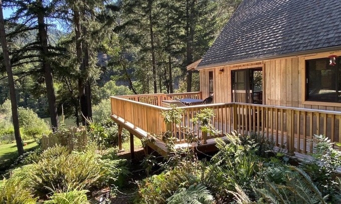 Merlin House | Your Private Oasis on the Rogue River
