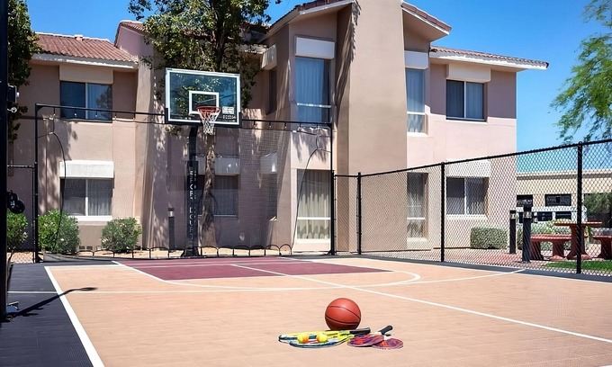 Tempe Hotel | Your Relaxing Getaway Awaits! 2 Convenient Units, Outdoor Pool, Free Breakfast