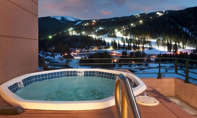 Mountain House Hotel | Your Ski Paradise with Morning Delight! Free Breakfast, Jacuzzi, Pets Allowed!