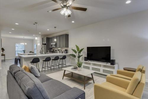Cedar Crest House | Your Vibrant Dallas Getaway Home