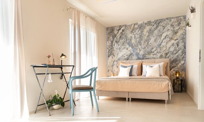 Hvar Old Town Apartment | Yukka ComFor city center apartment with parking
